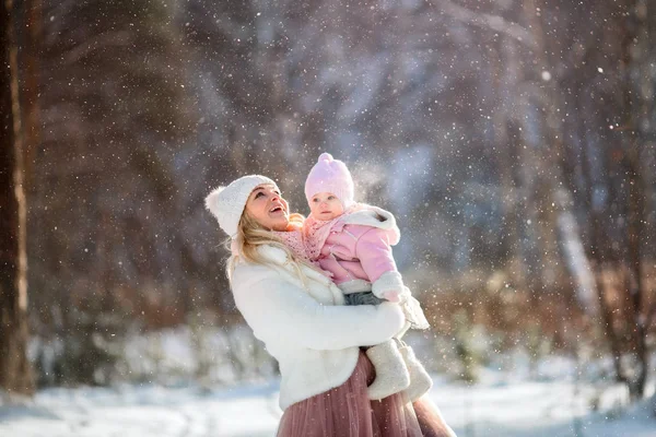 Schöne Mutter und Tochter Winter Portrait — Stockfoto