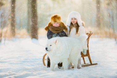 Kış çocuk portre ile samoyed köpek