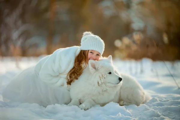 Winter meisje portret met Samojeed hond — Stockfoto