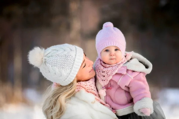 美丽的母亲和女儿冬天画像 — 图库照片