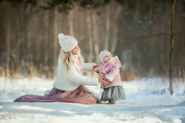 Прекрасный зимний портрет матери и дочери — стоковое фото