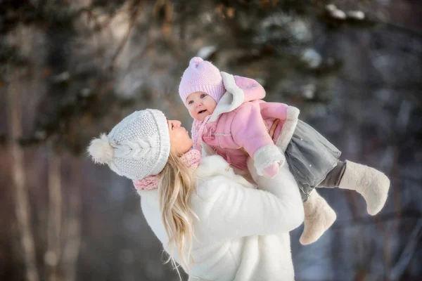 Hermoso retrato de invierno de madre e hija — Foto de Stock