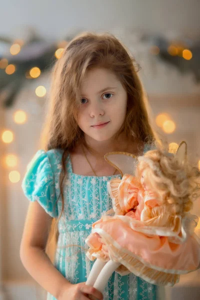 Kleine meisje portret op kerstavond — Stockfoto