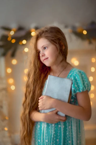 Ritratto bambina alla vigilia di Natale — Foto Stock