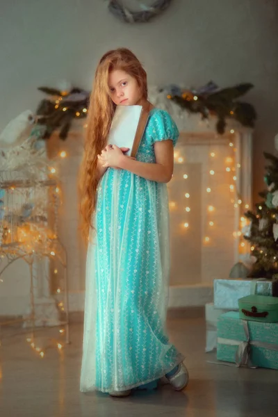 Malá dívka portrét na Štědrý den — Stock fotografie