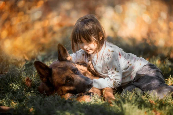 Meisje met Duitse herder hond buiten — Stockfoto