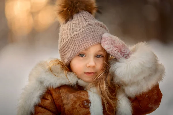 Portret Van Mooie Meisje Bontjas Bij Winter Forest — Stockfoto