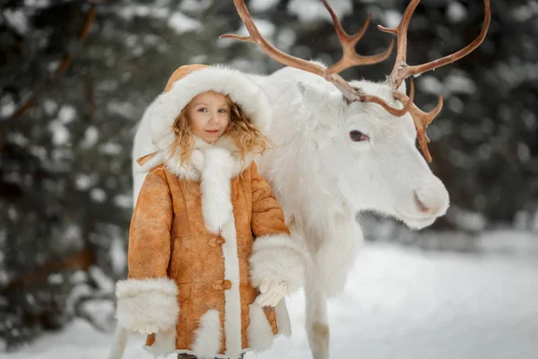 Små Flickor Porträtt Med Vita Hjortar Vinter Skog — Stockfoto