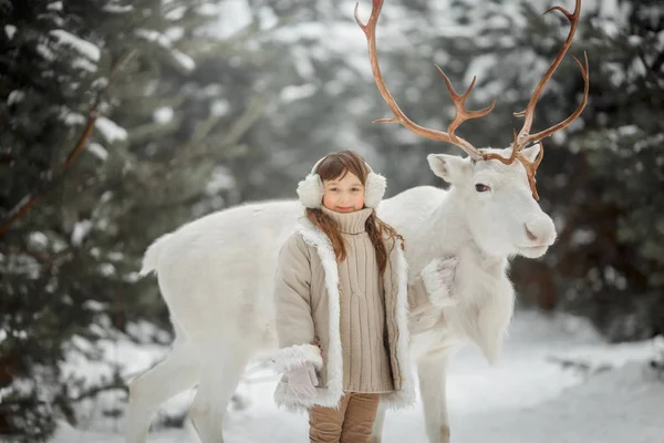 Malý Portrét Dívky Bílými Jeleny Zimě Lese — Stock fotografie