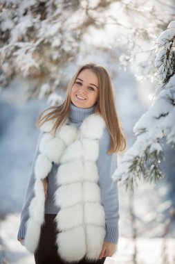 Açık güneşli donmuş gün karlı ormandaki güzel genç kadın portresi