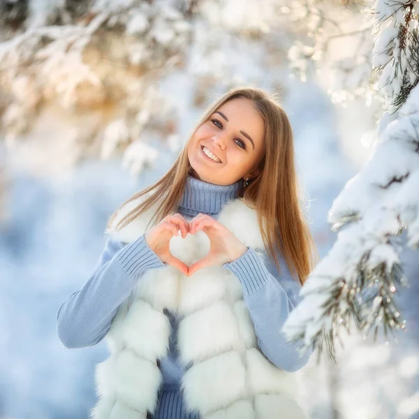 阳光明媚的冰冻天在雪林中美丽的年轻女子的户外肖像 — 图库照片