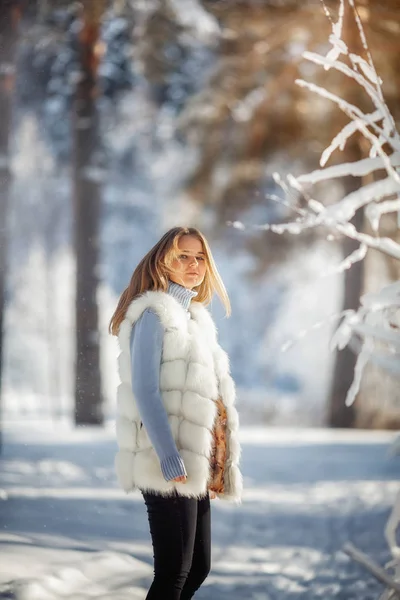 Retrato Livre Bela Jovem Mulher Floresta Nevada Dia Ensolarado Congelado — Fotografia de Stock