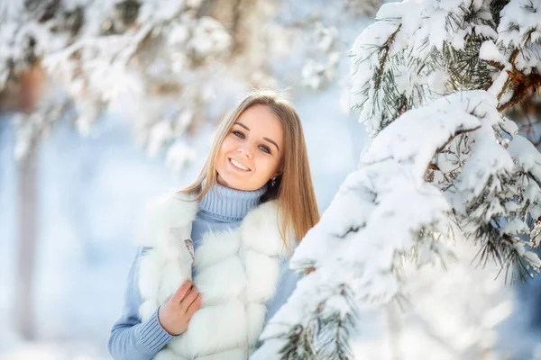 Retrato Aire Libre Una Hermosa Mujer Joven Bosque Nevado Soleado — Foto de Stock