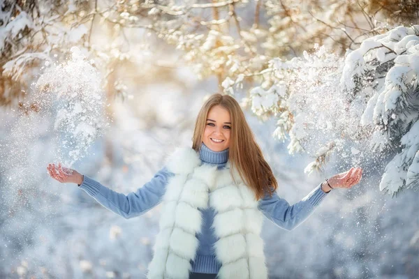 Открытый Портрет Красивой Молодой Женщины Заснеженном Лесу Солнечный Морозный День — стоковое фото