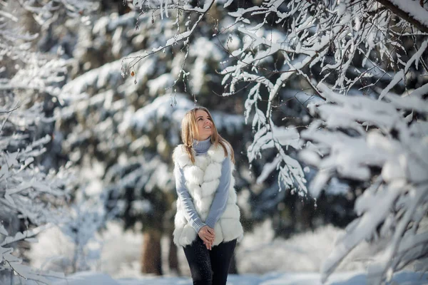 Utomhus Porträtt Vacker Ung Kvinna Snöiga Skogen Solig Frysta Dag — Stockfoto