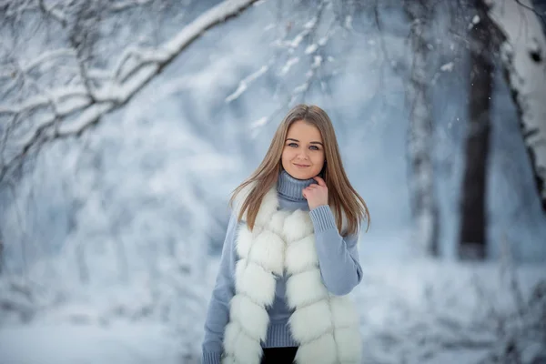 Utomhus Porträtt Vacker Ung Kvinna Snöiga Skogen Solig Frysta Dag — Stockfoto