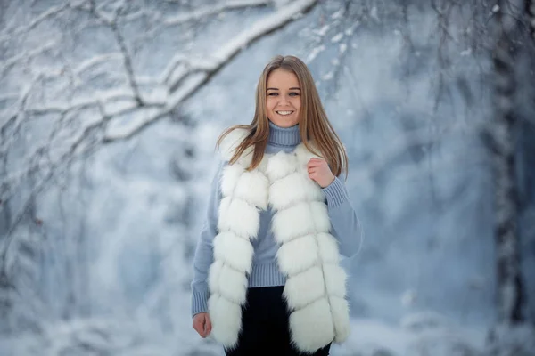 Utomhus Porträtt Vacker Ung Kvinna Snöiga Skogen Solig Frysta Dag — Stockfoto