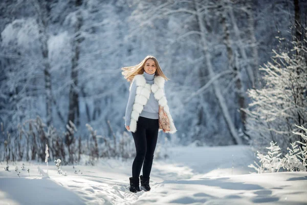 Utomhus Porträtt Vacker Ung Kvinna Snöiga Skogen Solig Frysta Dag — Stockfoto