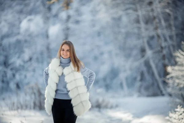 日当たりの良い冷凍日雪に覆われた森林の美しい若い女性の屋外のポートレート — ストック写真