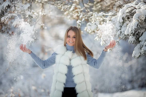 阳光明媚的冰冻天在雪林中美丽的年轻女子的户外肖像 — 图库照片