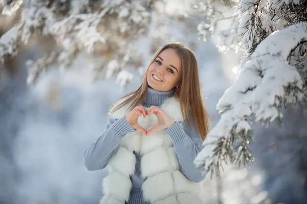 Retrato Livre Bela Jovem Mulher Floresta Nevada Dia Ensolarado Congelado — Fotografia de Stock