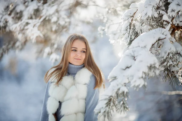 Utomhus Porträtt Vacker Ung Kvinna Snöiga Skogen Solig Frysta Dag — Stockfoto