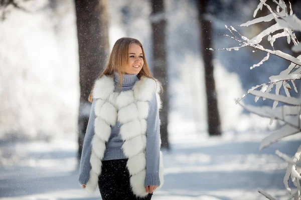Zewnątrz Portret Pięknej Młodej Kobiety Śnieżnym Lesie Słoneczny Dzień Mrożone — Zdjęcie stockowe