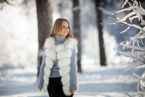 Utomhus Porträtt Vacker Ung Kvinna Snöiga Skogen Solig Frysta Dag — Stockfoto