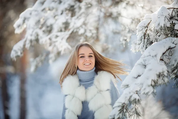 Zewnątrz Portret Pięknej Młodej Kobiety Śnieżnym Lesie Słoneczny Dzień Mrożone — Zdjęcie stockowe
