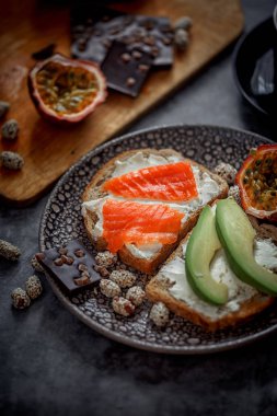 Tahıl ekmeği, krem peynir ve avokado ile diyet sandviç ve tutku meyve çölde koyu çikolata ile Başlat