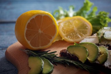 Taze başlatmak sandviç süzme peynir ve avokado, salata, biberiye ve limon ile