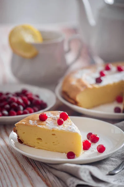 Torta Formaggio Con Mirtilli Rossi Zucchero Fondo Legno — Foto Stock