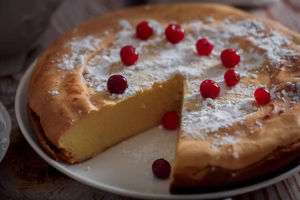 Cheesecake Med Tranbär Och Socker Trä Bakgrund — Stockfoto
