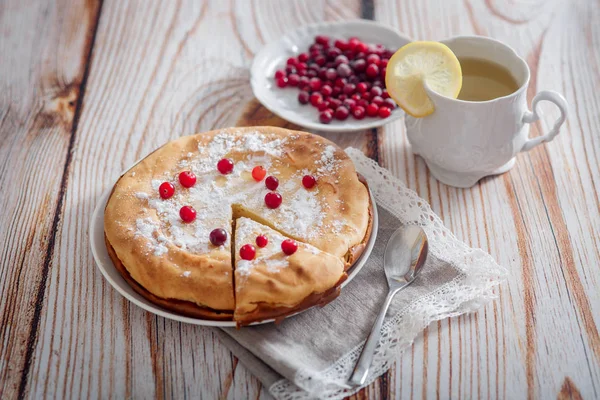 Kızılcık Şeker Yeşil Çay Ahşap Masa Üzerinde Limon Cheesecake Ile — Stok fotoğraf