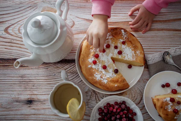 Colazione Bambini Con Cheesecake Con Mirtilli Rossi Zucchero Sul Tavolo — Foto Stock