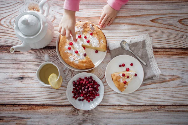 儿童早餐 配芝士蛋糕 木桌上有红莓和糖 — 图库照片