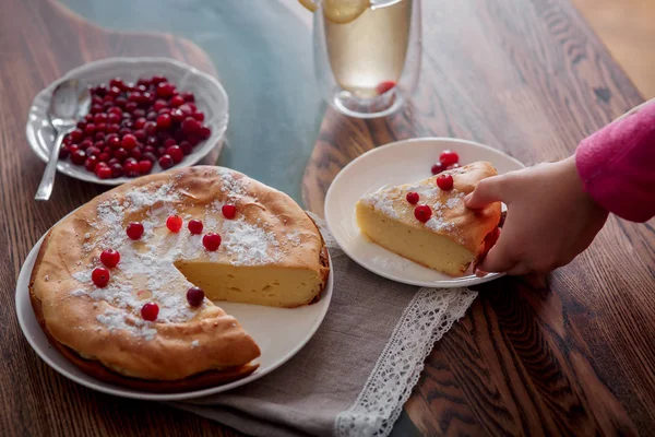 Colazione Bambini Con Cheesecake Con Mirtilli Rossi Zucchero Sul Tavolo — Foto Stock