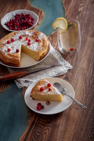 Kızılcık Şeker Yeşil Çay Ahşap Masa Üzerinde Limon Cheesecake Ile — Stok fotoğraf