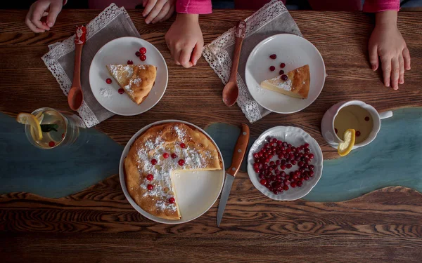 Børn Morgenmad Med Cheesecake Med Tranebær Sukker Træbord - Stock-foto