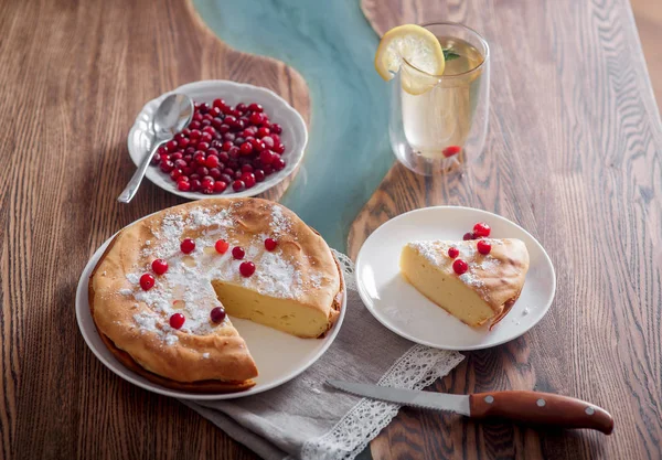 Kızılcık Şeker Yeşil Çay Ahşap Masa Üzerinde Limon Cheesecake Ile — Stok fotoğraf