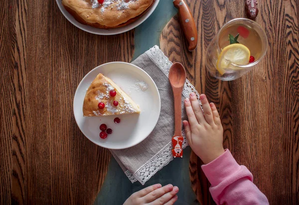 Børn Morgenmad Med Cheesecake Med Tranebær Sukker Træbord - Stock-foto