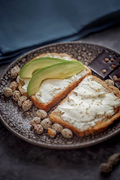 Tahıl Ekmeği Krem Peynir Avokado Ile Diyet Sandviç Tutku Meyve — Stok fotoğraf