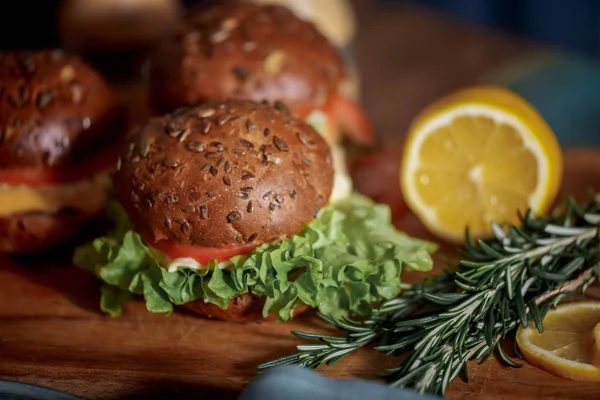 Dark Burger Pšenično Žitný Chléb Tmavá Keramická Deska Salát Rozmarýnem — Stock fotografie