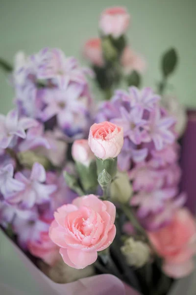 カーネーションとヒヤシンスのピンクと紫の色で春の花束 — ストック写真