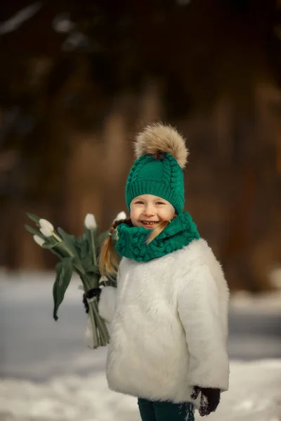 Retrato Bonito Menina Com Buquê Flores Tulipas Brancas Dia Ensolarado — Fotografia de Stock