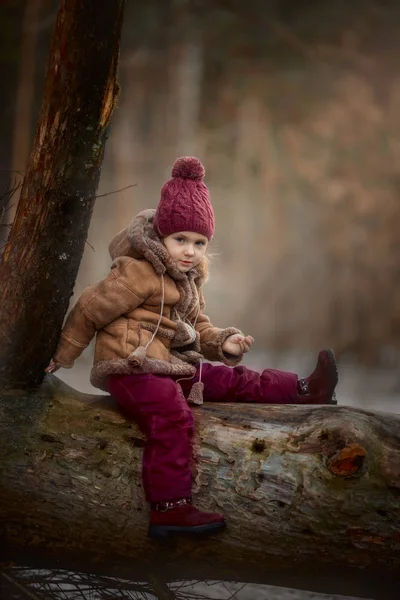 Mignon Portrait Petite Fille Dans Une Forêt Printemps Jour Nuageux — Photo