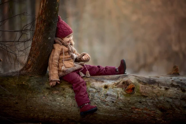 Ładny Mały Portret Dziewczyny Lesie Wiosna Zachmurzony Dzień — Zdjęcie stockowe