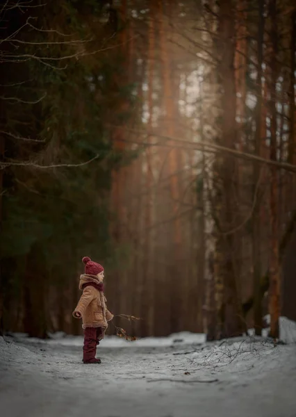 Carino Ritratto Bambina Una Foresta Primaverile Giorno Nuvoloso — Foto Stock