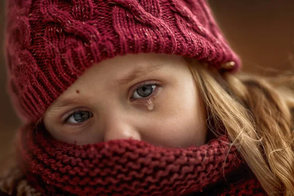 Nahaufnahme Trauriges Kleines Mädchenporträt Mit Akzent Auf Tränenden Augen — Stockfoto