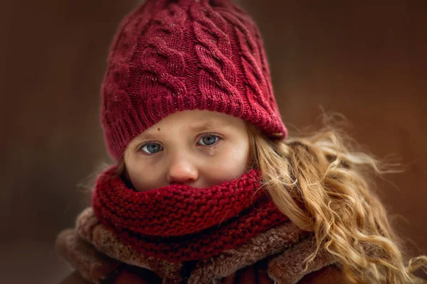 Nahaufnahme Trauriges Kleines Mädchenporträt Mit Akzent Auf Tränenden Augen — Stockfoto